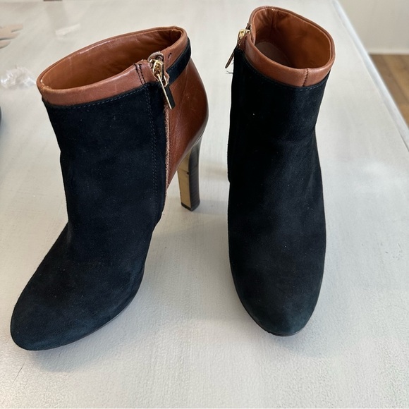 Banana Republic Women’s Black & Brown Leather Heeled Booties Size 8M GUC - Picture 2 of 11